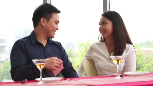 Ρομαντικό ζευγάρι δίνει δώρο στον εραστή στο εστιατόριο — Αρχείο Βίντεο