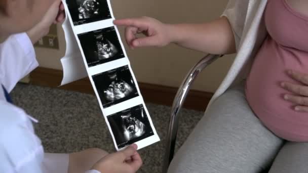 Femeie gravidă și medic ginecolog la spital — Videoclip de stoc