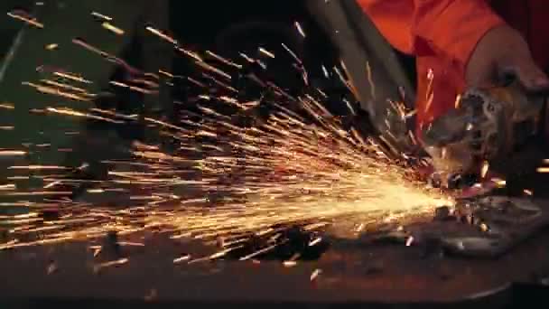 Professional mechanic is cutting steel metal. — Stock Video