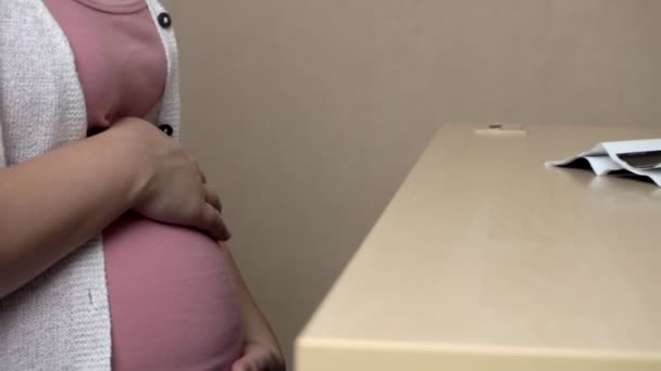 Femme enceinte et gynécologue médecin à l'hôpital — Video