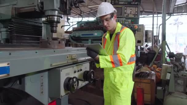 Trabajador de fábrica inteligente usando máquina en taller de fábrica — Vídeos de Stock