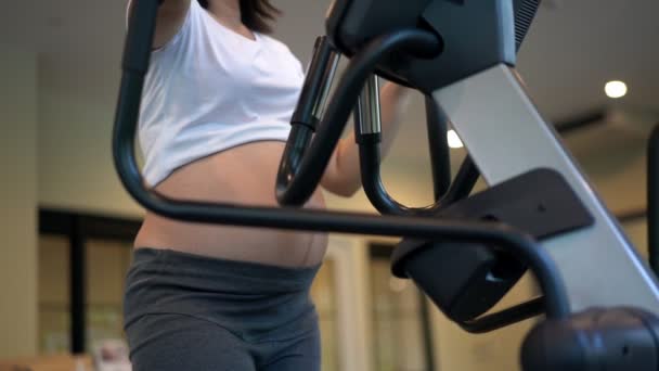 Aktiv gravid kvinna motion i gym. — Stockvideo