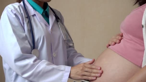 Femme enceinte et gynécologue médecin à l'hôpital — Video