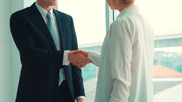 Рукопожатие бизнесменов в корпоративном офисе — стоковое видео