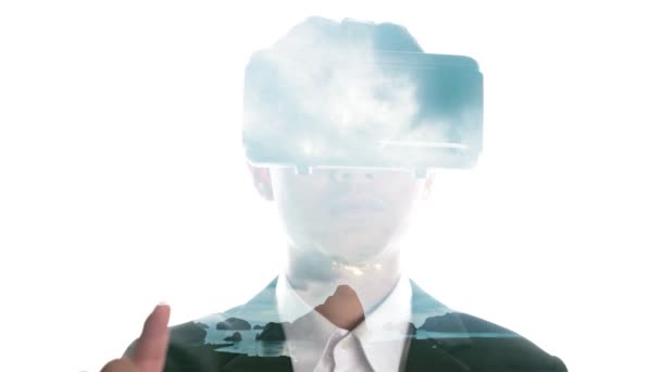 Homem usando óculos VR assistir visão lapso de tempo da natureza — Vídeo de Stock