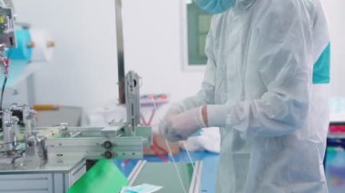 Modern fabrikada yüz maskesi üretim hattı