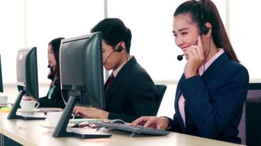 Ofiste çalışan kulaklık takan iş adamları.