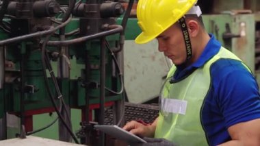 Fabrika atölyesinde makine kullanan akıllı bir fabrika işçisi
