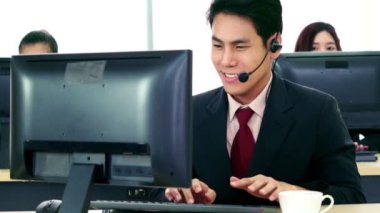 Ofiste çalışan kulaklık takan iş adamları.