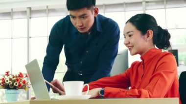 İki iş adamı ofiste proje stratejisi hakkında konuşuyor