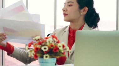 İki iş adamı ofiste proje stratejisi hakkında konuşuyor