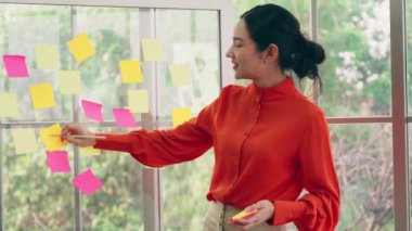 İş adamları proje planlama kurulunda çalışıyor