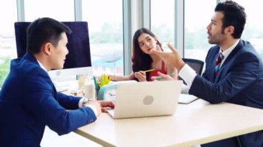 Zeki iş adamı ve iş kadını grup toplantısında tartışıyorlar.