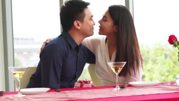 Feliz pareja romántica almorzando en el restaurante — Vídeo de stock