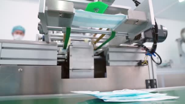 Линия по производству маски на современном заводе — стоковое видео