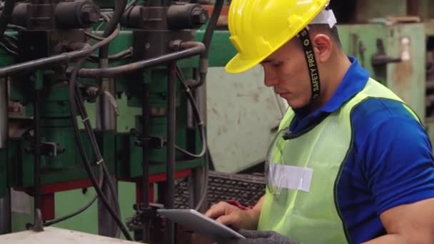 Trabajador de fábrica inteligente usando máquina en taller de fábrica — Vídeos de Stock