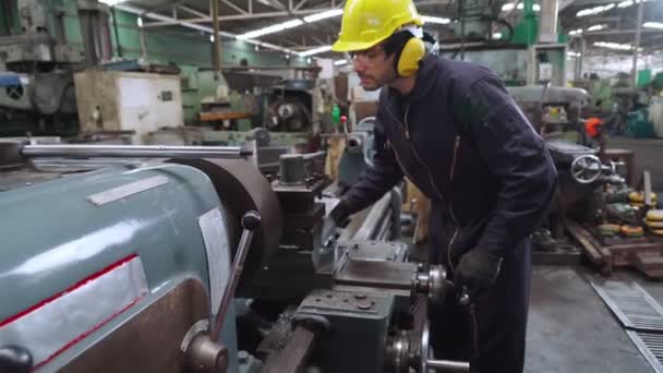 Smart fabriksarbetare med maskin i fabriksverkstad — Stockvideo