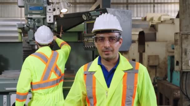 Jovem trabalhador da fábrica ou engenheiro close up retrato na fábrica — Vídeo de Stock