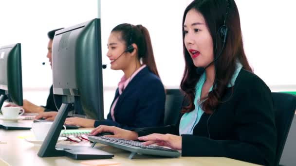 Biznesmeni noszący słuchawki pracujący w biurze — Wideo stockowe