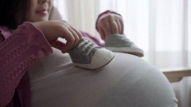 Mutlu hamile bir kadın ve evde bebek bekliyor..