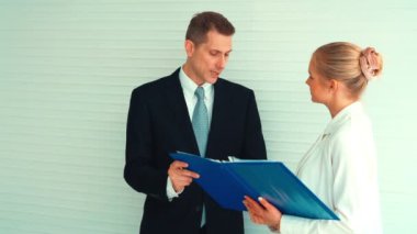 İki iş adamı ofiste proje stratejisi hakkında konuşuyor