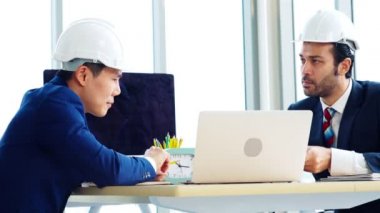 Mühendis ve mimar ofis masasında buluşuyor.