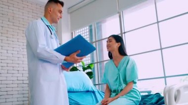 Profesyonel üniformalı doktor hastanedeki hastayı muayene ediyor.