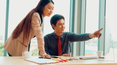 İş adamları ofiste arkadaşlarıyla tokalaşırlar.