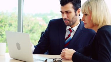 İki iş adamı ofiste proje stratejisi hakkında konuşuyor