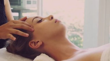 Kadın lüks kaplıcalarda yüz ve kafa masajı yaptırıyor..