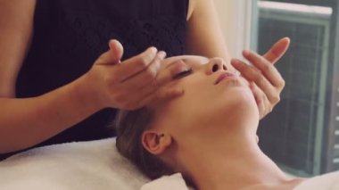 Kadın lüks kaplıcalarda yüz ve kafa masajı yaptırıyor..