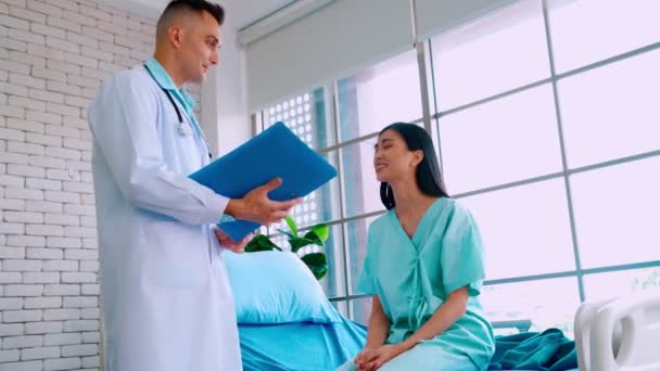 Dokter berseragam profesional memeriksa pasien di rumah sakit — Stok Video