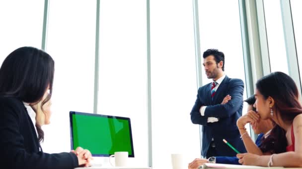 Geschäftsleute im Konferenzraum mit grünem Bildschirm