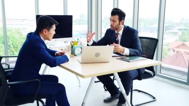 Dva obchodníci mluví o strategii projektu v kanceláři — Stock video