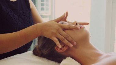 Kadın lüks kaplıcalarda yüz ve kafa masajı yaptırıyor..