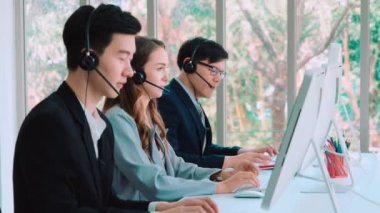 Ofiste çalışan kulaklık takan iş adamları.