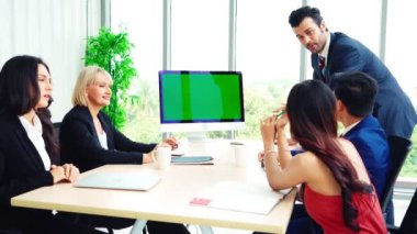 Konferans odasında yeşil ekranlı iş adamları