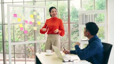 İş adamları proje planlama kurulunda çalışıyor