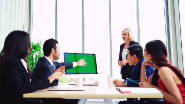 Affärsmän i konferensrummet med grön skärm — Stockvideo