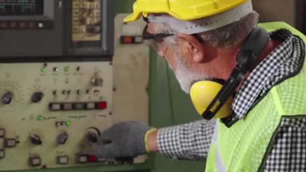 Trabajador de fábrica inteligente usando máquina en taller de fábrica — Vídeos de Stock