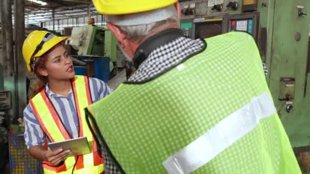 Grupo de trabajadores de la fábrica que utilizan equipos de máquinas en taller de fábrica — Vídeos de Stock