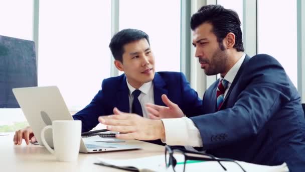 Två affärsmän pratar projektstrategi på kontoret — Stockvideo