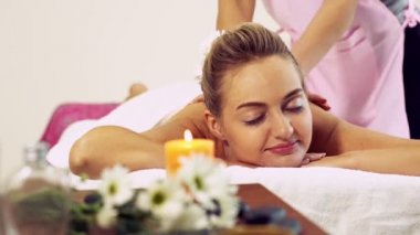 Kadın masaj terapistiyle masaj spası yaptırıyor..