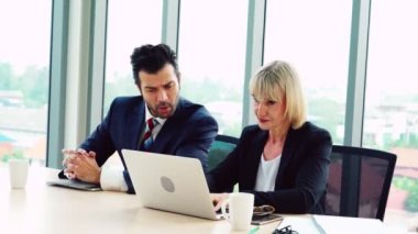 İki iş adamı ofiste proje stratejisi hakkında konuşuyor