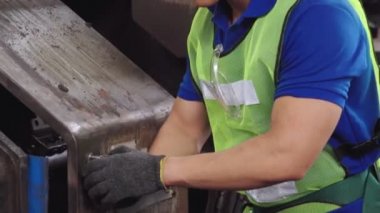 Fabrika atölyesinde makine ekipmanı kullanan bir grup işçi.