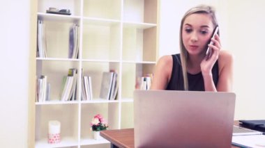 Modern ofiste çalışan sarışın bir iş kadını..