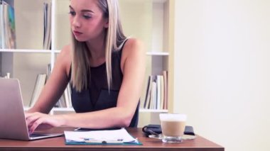 Modern ofiste çalışan sarışın bir iş kadını..