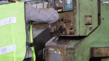 Fabrika atölyesinde makine kullanan akıllı bir fabrika işçisi