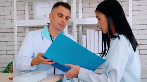 Lékař v profesionální uniformě vyšetřující pacienta v nemocnici — Stock video