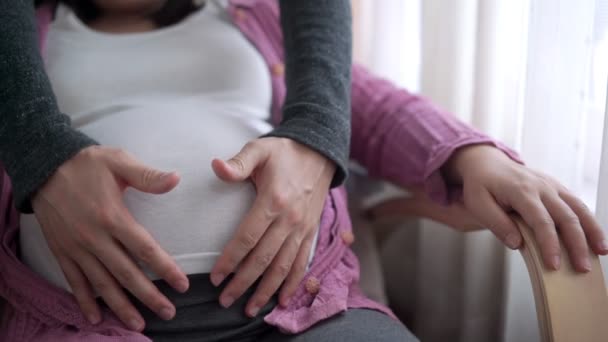 Zwanger paar voelt liefde en ontspanning thuis. — Stockvideo